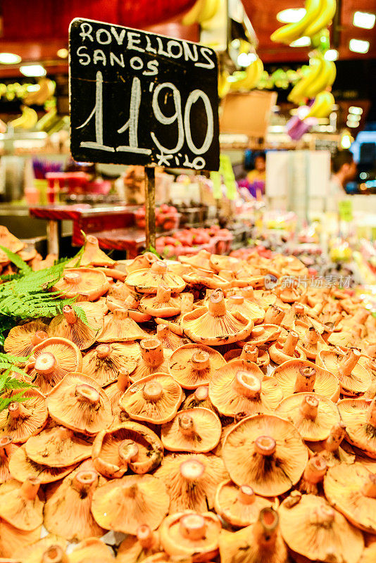 巴塞罗那，La Boqueria市场出售的新鲜蘑菇